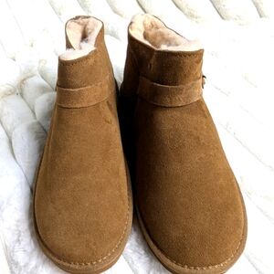 BearPaw Cream and Brown Lined Boots